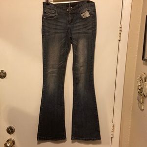 Material Girl Jeans low rise Deep Denim wash 5-Pocket style Bell-Bottoms